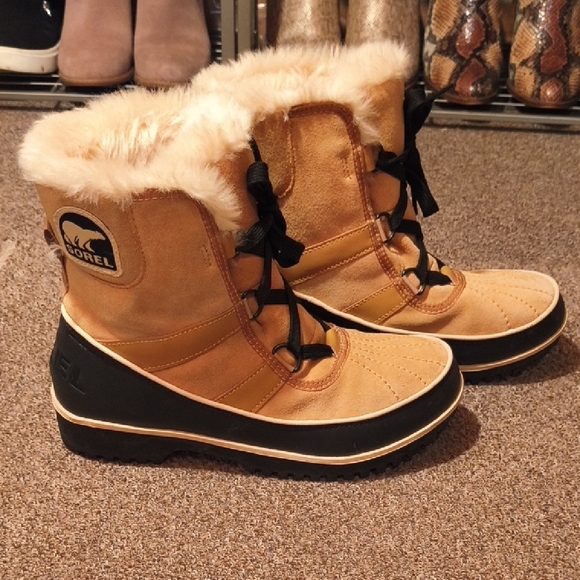 Sorel Women's Tan and Black Winter Boots - Picture 5 of 5